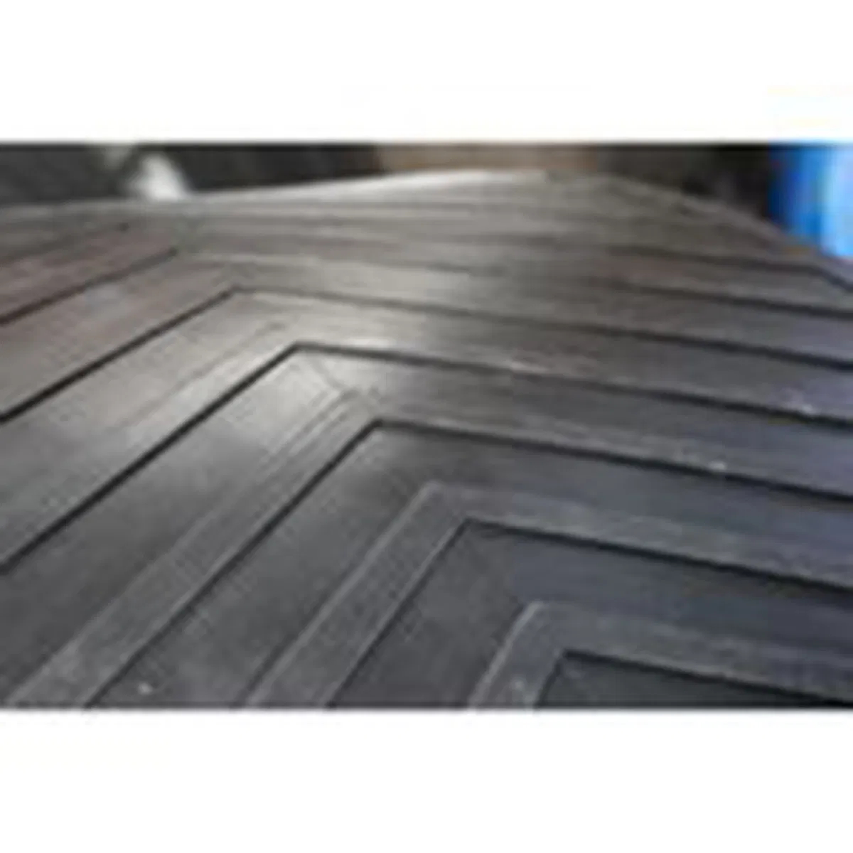 Durable Chevron Conveyor Belt for Efficient Wood Chip Transp
