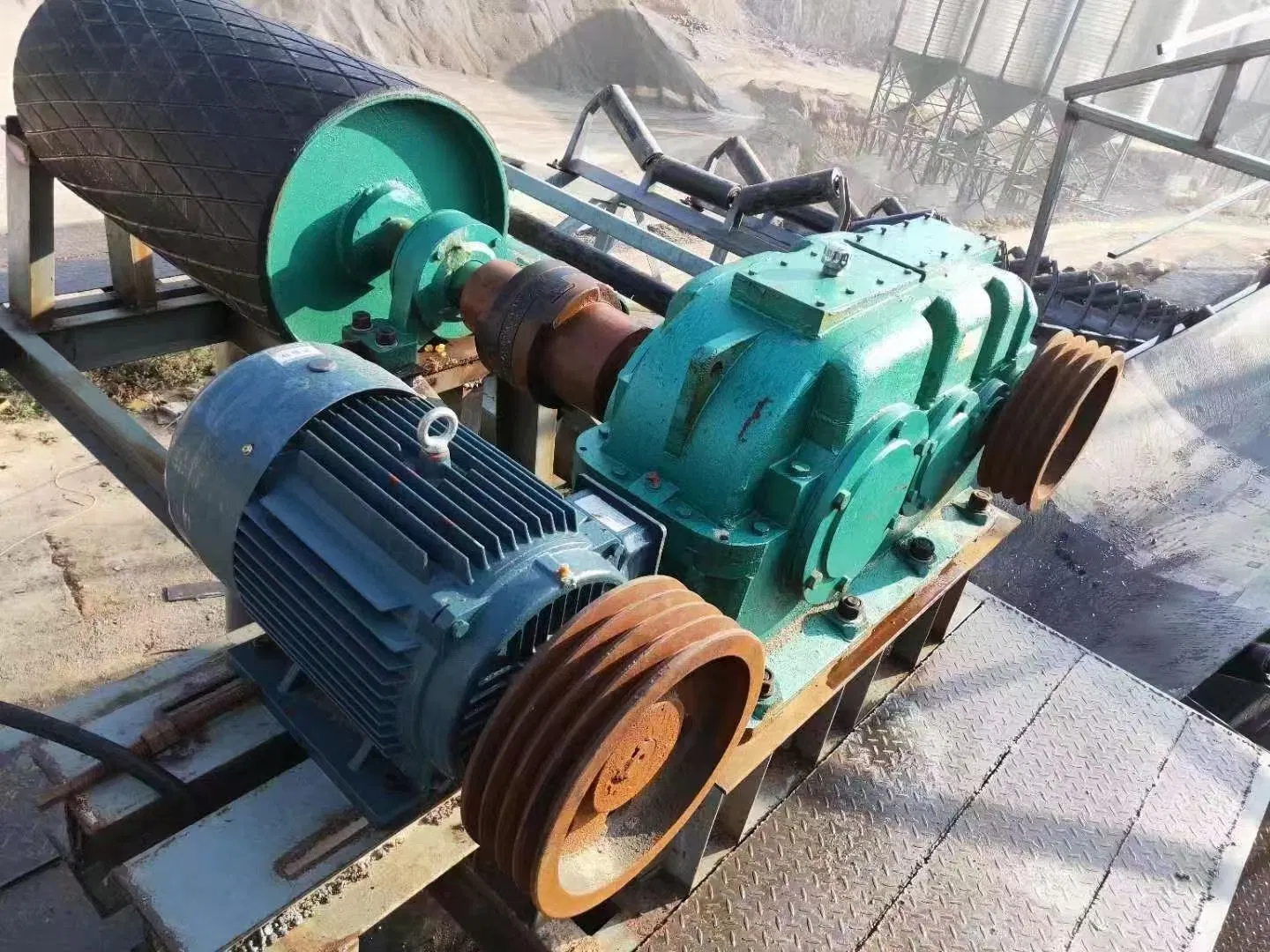  Advanced Chinese Wide Width Belt Conveyor System for Effici